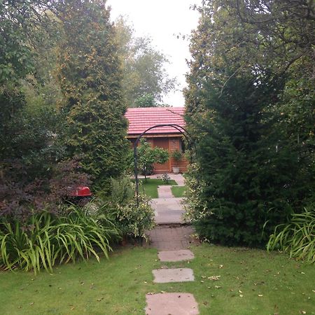 Manor Garden Lodge Wirral Bagian luar foto